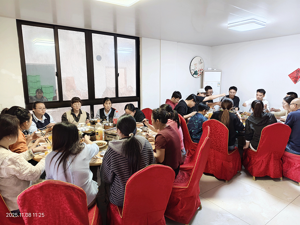 民赛大家庭聚餐啦！